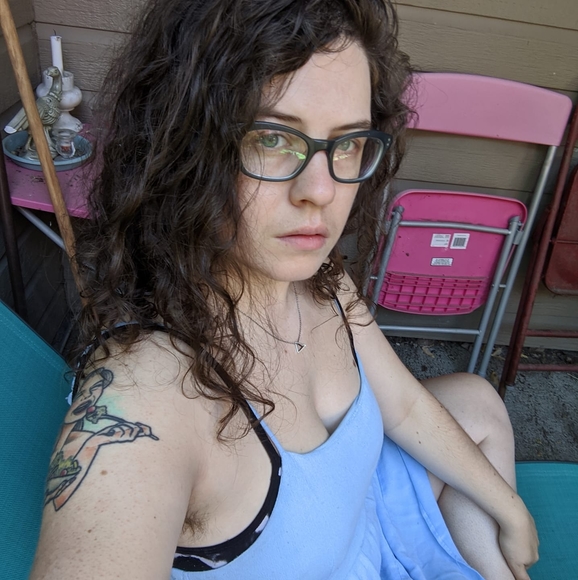 Meet your Posher, Léa - Picture 1 of 1